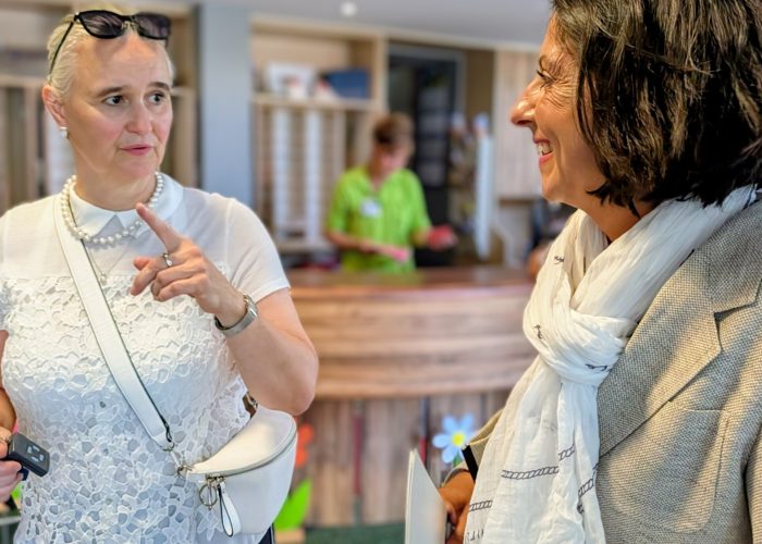 16 Vorbei an der Rezeption der MEDIGREIF Parkklinik