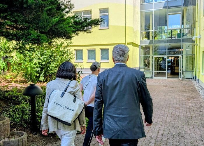 23 Weiter durch den Innenhof Haus Kulm