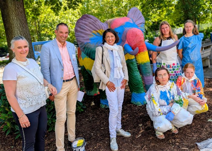 27 Empfang im Haus Gothensee während die Kinder den Elefanten neu bemalen