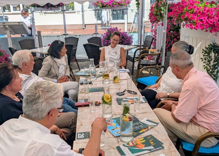 34 Kleine Abkühlung im Eiscafe