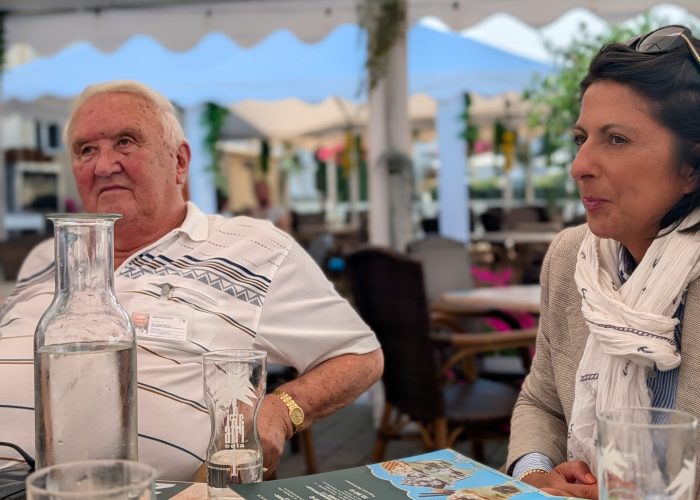 35 Kleine Abkühlung im Eiscafe